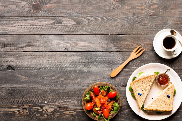 Hoogste mening van Gezonde Sandwichtoost met sla op een houten achtergrond