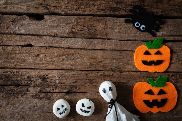 Hoogste mening van Halloween-ambachten, oranje pompoen, spook en spin op houten achtergrond