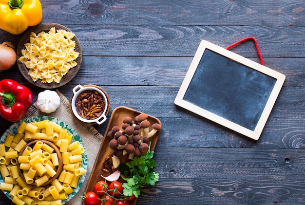 Hoogste mening van Italiaanse ingrediënten voor spaghetti, over een houten achtergrond.