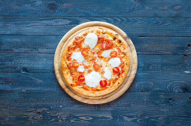 Hoogste mening van Italiaanse klassieke pizzamargherita over een houten lijst met bovenste laagjes