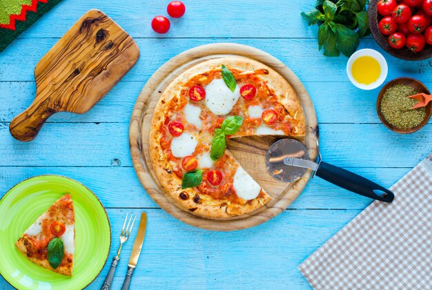 Hoogste mening van Italiaanse klassieke pizzamargherita over een houten lijst met bovenste laagjes