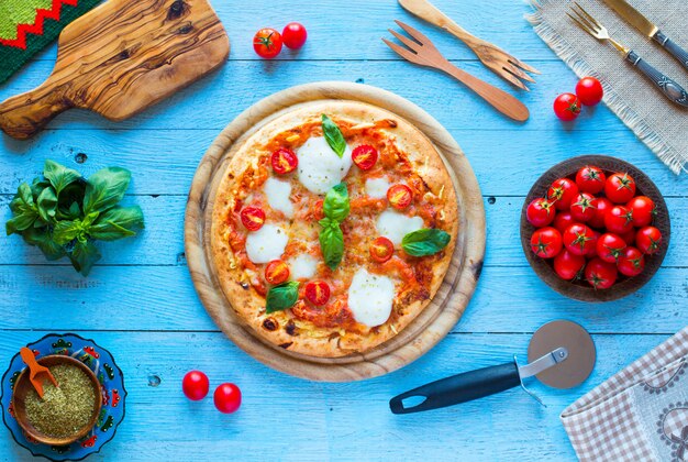 Hoogste mening van Italiaanse klassieke pizzamargherita over een houten lijst met bovenste laagjes