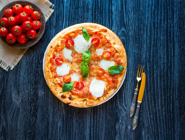 Hoogste mening van Italiaanse klassieke pizzamargherita over een houten lijst met bovenste laagjes