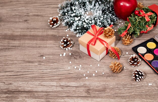 Hoogste mening van Kerstmis en de herfstdecoratie op houten bureau