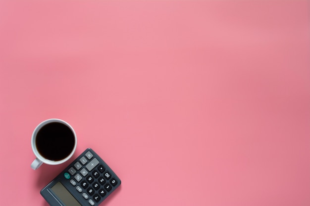 Hoogste mening van koffie met calculator op roze achtergrond en copyspace