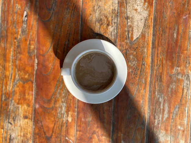 Hoogste mening van kop van koffie op houten achtergrond