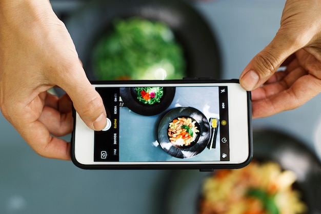 Hoogste mening van mensen die cellphone gebruiken om voedselfoto te nemen