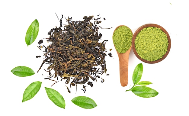 Hoogste mening van poeder groene thee en groen die theeblad op witte achtergrond wordt geïsoleerd