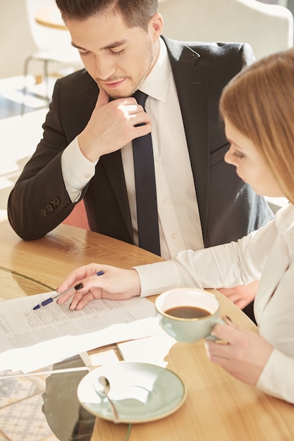 Hoogste mening van twee jonge bedrijfsmensen die project bespreken bij de koffiewinkel