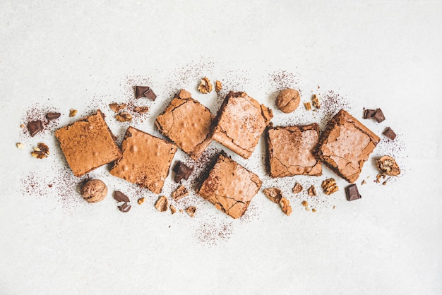 Hoogste mening van vers gebakken naar huis gemaakte die browniecake in vierkanten op witte plattelander wordt gesneden.