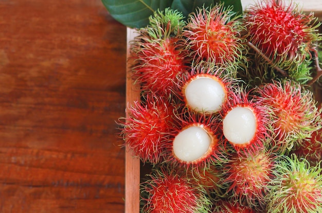 Hoogste mening van verse rambutan in de houten doos