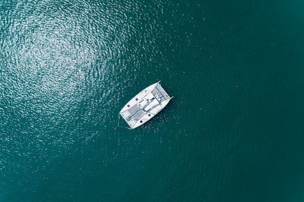 Hoogste menings luchthommel die van varende boten in tropische overzees wordt geschoten