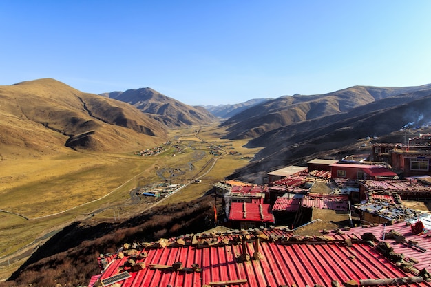 Hoogste meningsklooster bij larung-gar (boeddhistische academie), sichuan, china