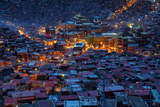 Hoogste meningsklooster in Larung-gar (Boeddhistische Academie) in schemeringtijd, Sichuan, China