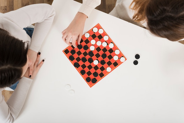 Foto hoogste meningsvrouwen die controleurs spelen