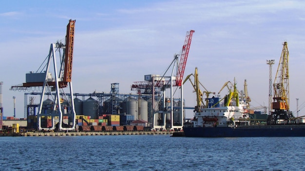 Hoogwaardige foto van de containerterminal van de haven van Odessa