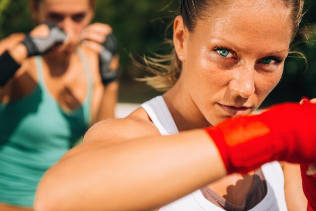 Hook punch vrouw op tae bo training