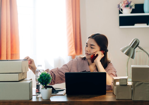 Hoon zaken online verkopersconcept, Aziatische vrouwen met haar freelance baan online bedrijfsverkoper.