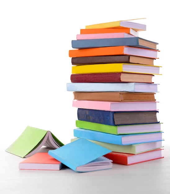 Hoop boeken geïsoleerd op wit