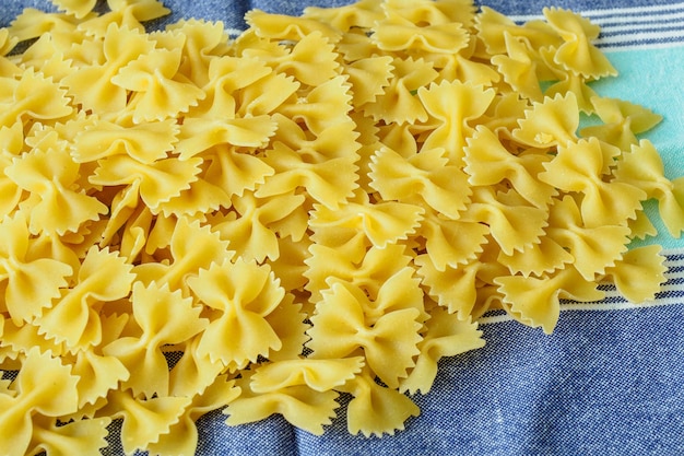 Hoop farfalle pasta bovenaanzicht