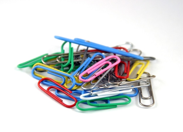 Hoop felgekleurde paperclips