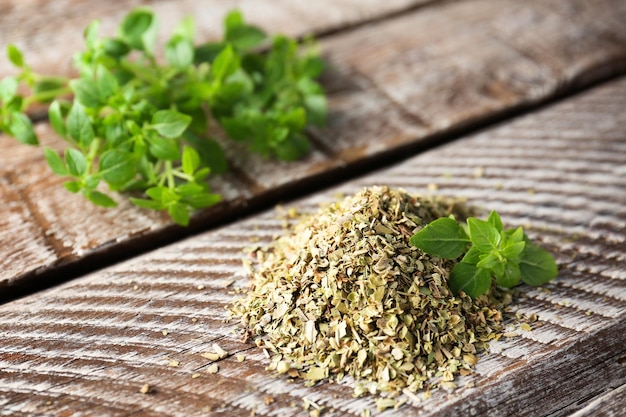 Foto hoop gedroogde oregano op houten tafel