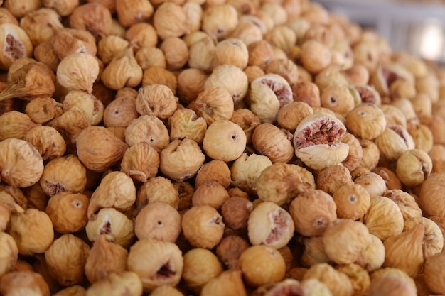 Hoop gedroogde vijgen verkopen in een winkel met noten en gedroogde vruchten.