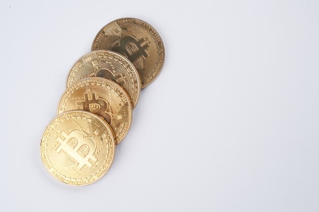 Hoop gouden bitcoins geïsoleerd op een witte achtergrond close-up met kopie ruimte