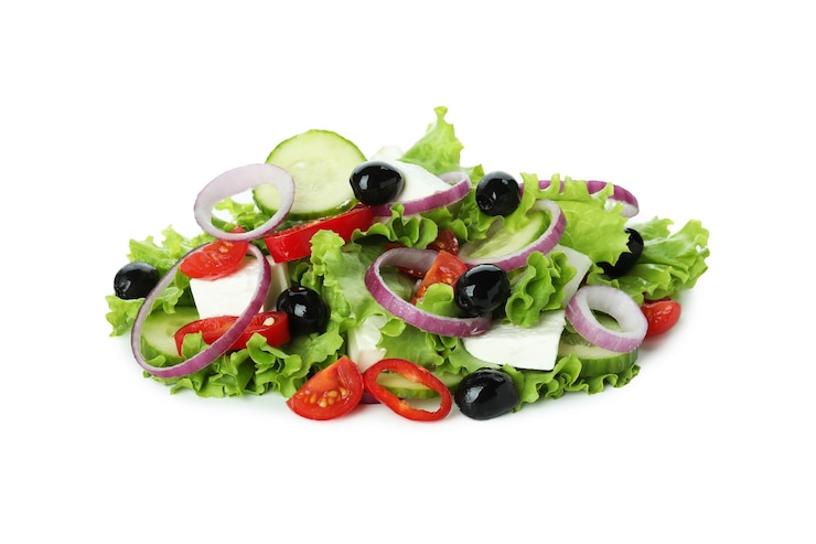 Foto hoop griekse salade geïsoleerd op wit