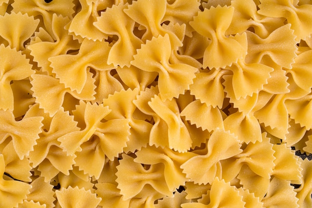 Hoop Italiaanse ongekookte farfalle pasta