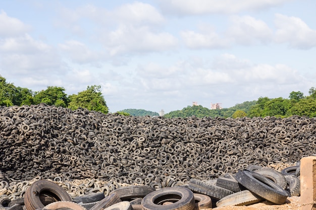 Hoop oude banden in recyclingfabriek in Thailand