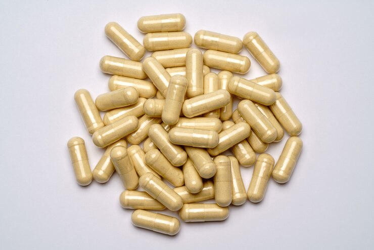 Foto hoop pillen capsules over lichtgrijze achtergrond