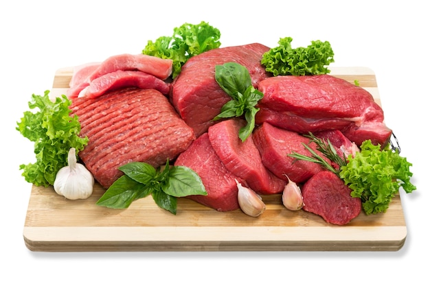 Hoop rauw vlees met knoflook en sla op houten bord