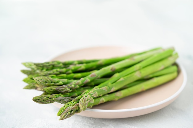 Hoop rauwe asperges op bord Gezond eten kopieerruimte