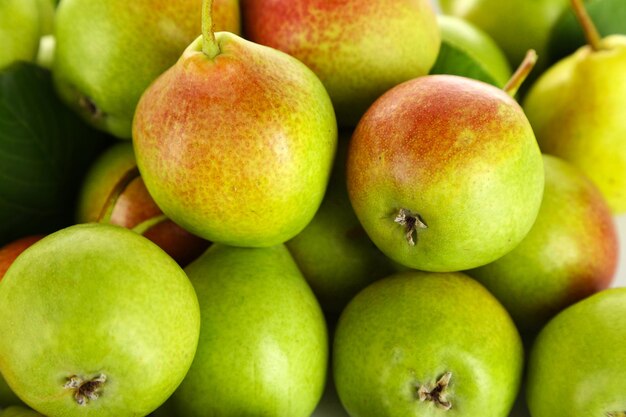 Hoop rijpe smakelijke peren close-up