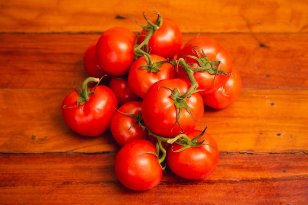 Hoop tomaten op houten tafel samenstelling in de middelste tomaten houten achtergrond