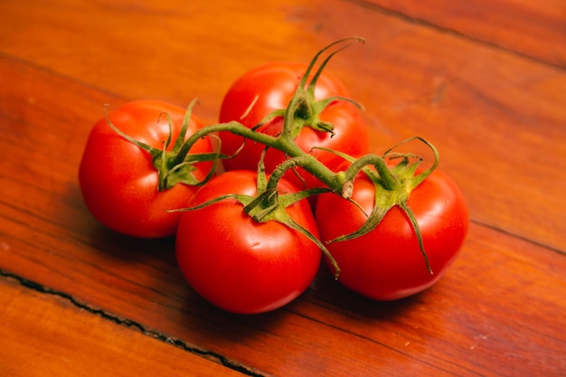 Hoop tomaten op houten tafel samenstelling in de middelste tomaten houten achtergrond