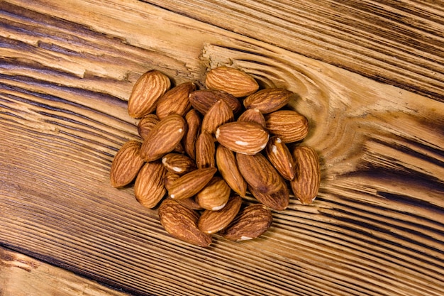 Hoop van de gepelde amandelnoten op houten tafel Bovenaanzicht