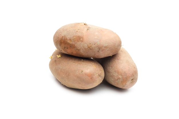 Hoop van drie aardappelen met groeiende kleine toppen op een afgelegen witte achtergrond