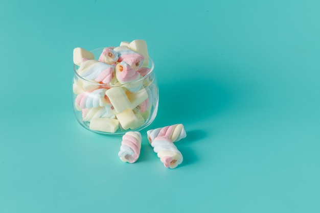 Hoop van gekleurde gedraaide marshmallow