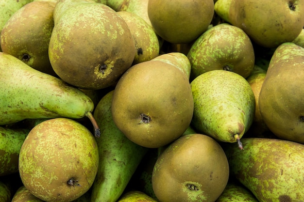 Hoop van groene en bruine peren.