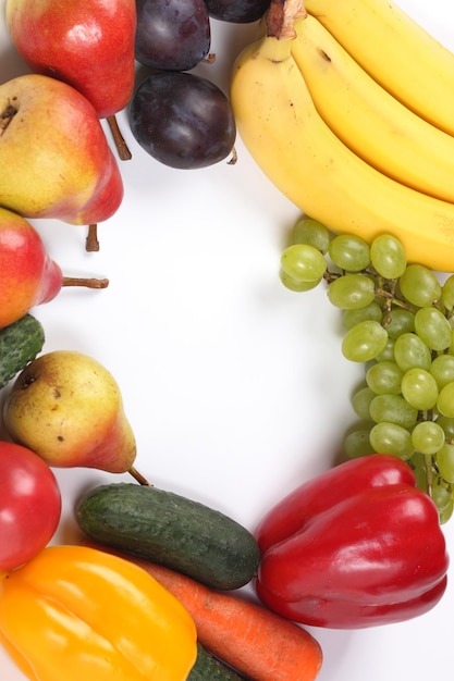 Hoop van groenten en fruit geïsoleerd op witte achtergrond Natuurvoeding achtergrond met kopie ruimte Closeup