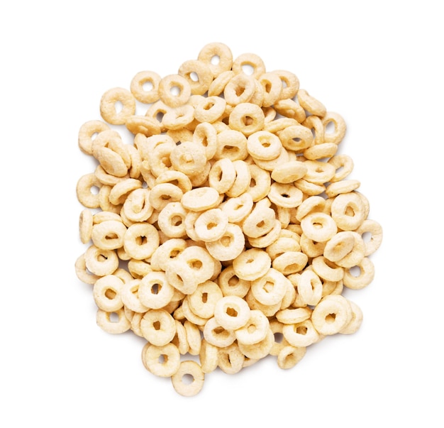 Hoop van maïs ringen geïsoleerd op een witte achtergrond, bovenaanzicht