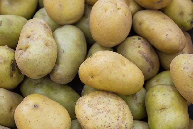 Hoop van oude aardappelen