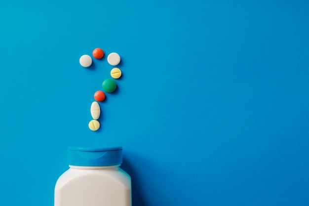 Hoop van pillen op blauw Diverse farmaceutische geneeskundepillen, tabletten en capsules en fles op blauw