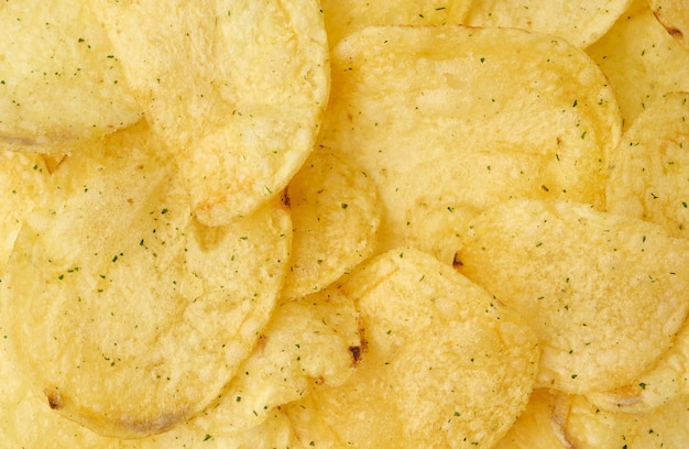 Hoop van ronde gele gebakken chips met dille, voedsel met kruiden