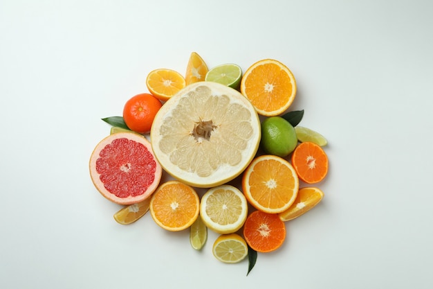 Hoop van verse rijpe citrusvruchten op witte achtergrond