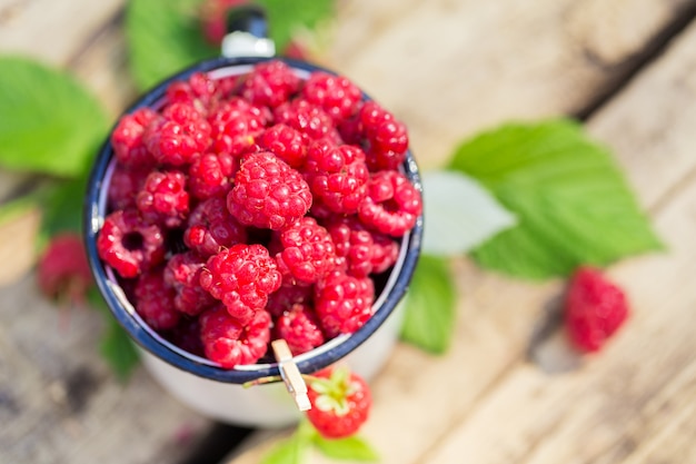 Foto hoop van verse zoete frambozen kopje vitamine fruit