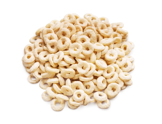Hoop van witte maïs ringen geïsoleerd op een witte achtergrond