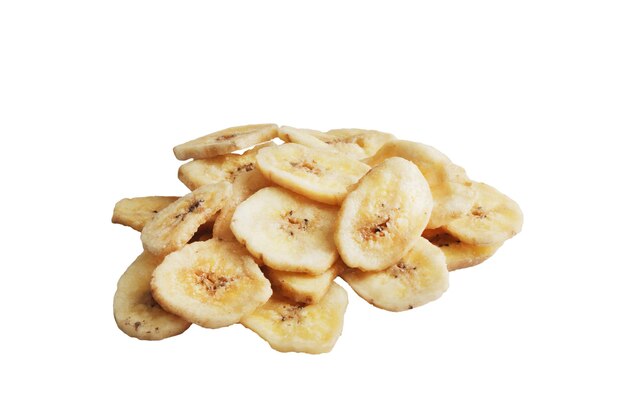 Hoop van zoete banaanplakken op witte achtergrond. Gedroogd fruit als gezond tussendoortje